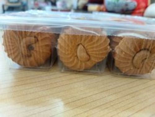 Round Shape Chemical Free Sweet Cashew Biscuits with Moisture Proof Packaging