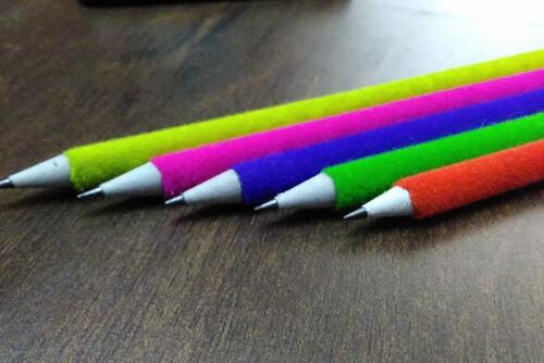 लिखने और ड्राइंग के लिए मल्टी कलर लाइटवेट आरामदायक ग्रिप स्मूथ मल्टीकलर P0Lymer वेलवेट पेंसिल