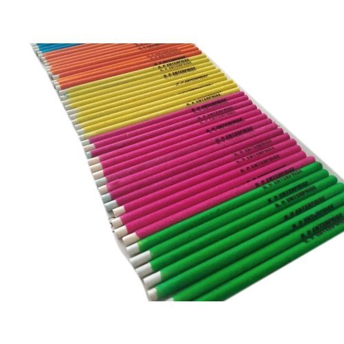 लिखने और ड्राइंग के लिए स्मूथ बोल्ड मल्टीकलर वुडन वेलवेट पेंसिल के साथ मल्टी कलर लाइटवेट पेंसिल