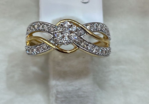 Purely IGI Certified Ladies Diamond Ring with Amazing Colour Quality of Diamonds and Gold