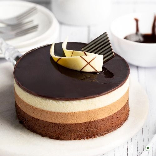 Brown Chocolate And Vanilla Flavor Cake Made With Maida And Egg 1 Kg Size Fat Contains (%): 7 Grams (G)