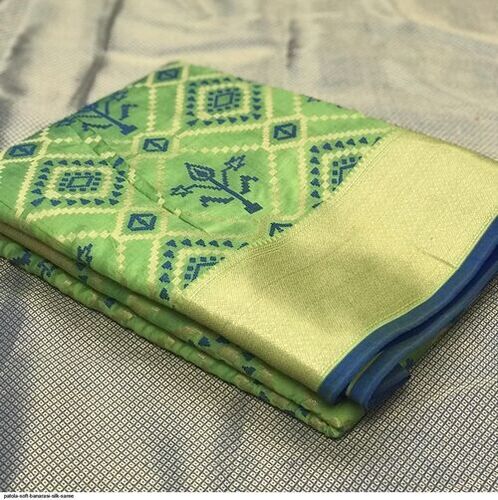 हरी सुंदर स्टाइलिश सांस लेने योग्य आधुनिक और ट्रेंडी पटोला सॉफ्ट बनारसी सिल्क साड़ी