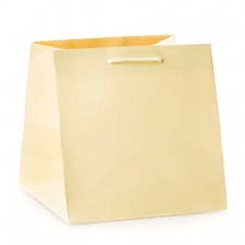  खरीदारी के उद्देश्य के लिए लंबे लूप हैंडल के साथ हल्के पीले पेपर कैरी बैग 