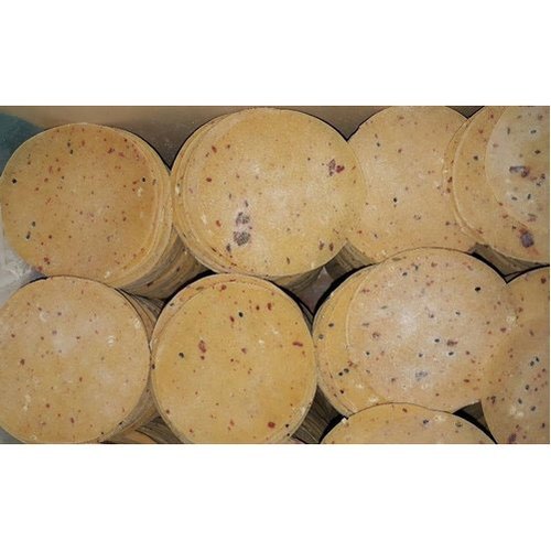 ब्राउन गोल आकार का नमकीन और मसाला पापड़ रात के खाने के साथ परोसे