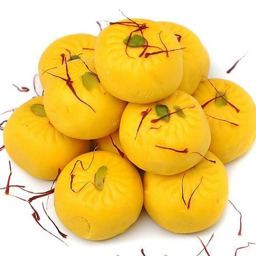 Natural Ingredients Yellow Tasty And Round Shape Badam Kesar Peda 