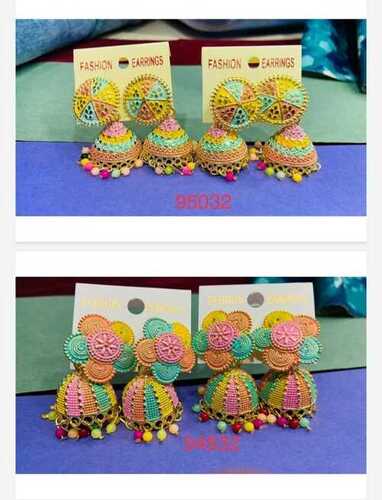 पार्टी वियर और अटैक्टिव लुकिंग के साथ एंगेजमेंट फैंसी डिज़ाइन लेडीज़ इमिटेशन ईयररिंग्स