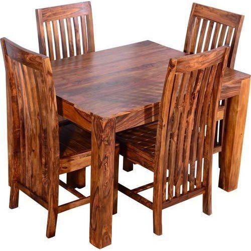 चार कुर्सियों के साथ सुंदर टीक फ़िनिश बिल्कुल सही डिज़ाइन की गई प्राचीन लकड़ी की नक्काशीदार डाइनिंग टेबल