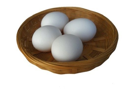 भारतीय मूल के मध्यम आकार के पोषक तत्वों से भरपूर अंडाकार आकार का सफेद मुर्गी का अंडा