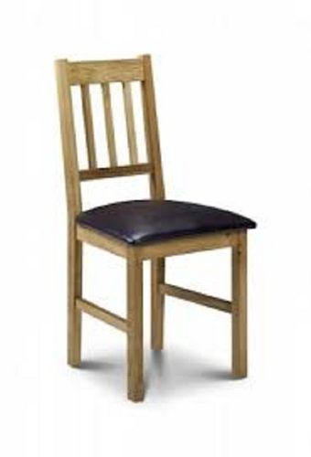  खूबसूरती से डिज़ाइन की गई आरामदायक बैठने की साधारण भूरी और काली लकड़ी की कुर्सियाँ 