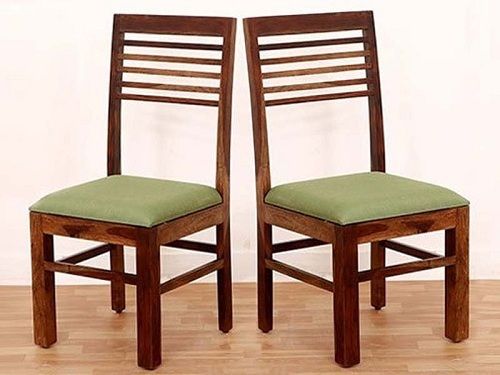 खूबसूरती से डिज़ाइन की गई आरामदायक सुपर सॉफ्ट बैठने वाली हरी और भूरी लकड़ी की कुर्सियाँ