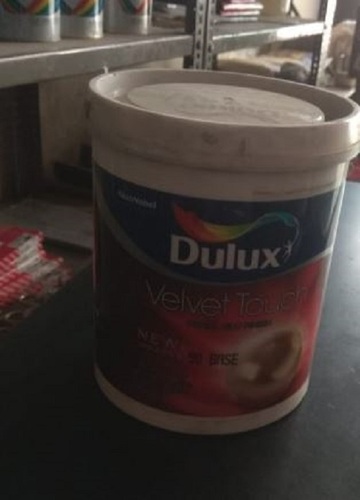 1 लीटर वाटर बेस्ड और वेलवेट टच डुलक्स इमल्शन पेंट का पैक