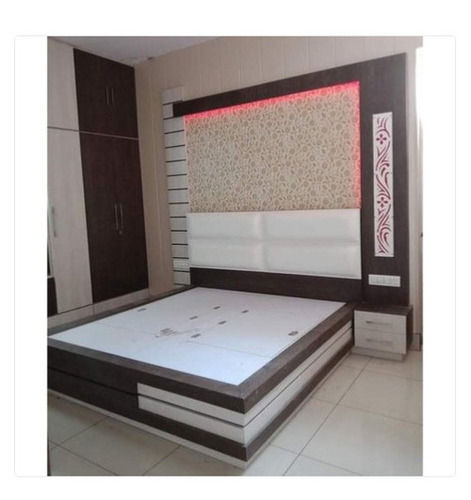 Machine Made White And Brown Wooden Material Antique Designer Bed With 54X75 Inch Size For Indoor Furniture 