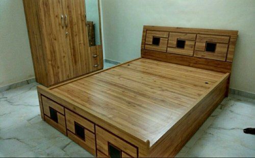 Machine Made Classic Look Easy To Clean Elegant Fancy Brown Wooden Bed For Home, Hotel