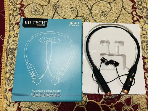 बैटरी क्षमता 9 घंटे माइक्रोफ़ोन के साथ काला लचीला वायरलेस नेकबैंड बॉडी सामग्री: प्लास्टिक