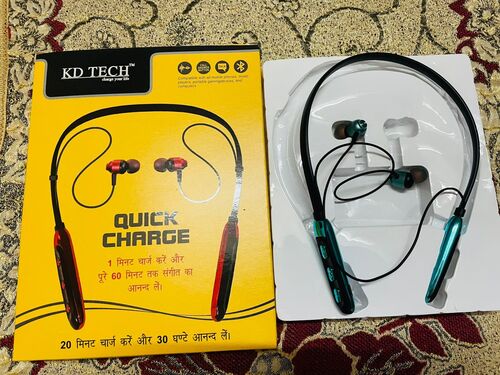 काले और नीले चुंबकीय ईयरबड बैटरी क्षमता 9 घंटे वायरलेस नेकबैंड बॉडी सामग्री: प्लास्टिक