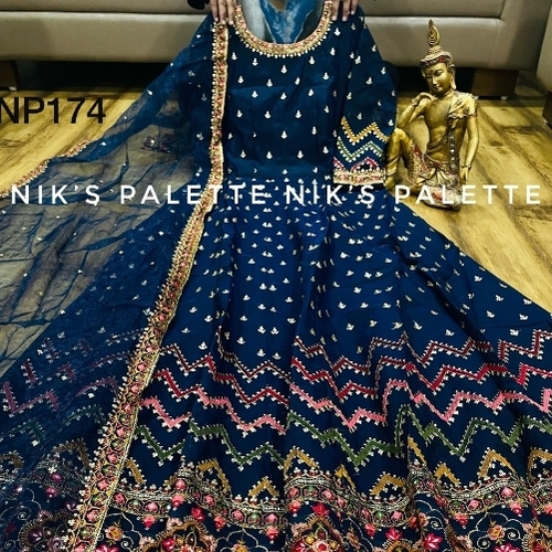 नेवी ब्लू और डार्क ग्रीन में उपलब्ध वेडिंग वियर के लिए प्रिंटेड सिल्क पैडेड गाउन