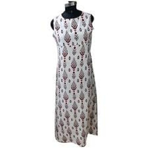 हवा पार होने योग्य सफ़ेद गोल गले का सिंपल स्टाइलिश लुक और सुंदर हाफ स्लीव लेडीज़ कुर्ती