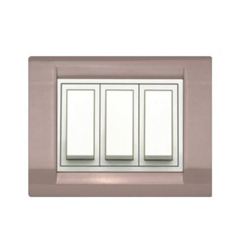 इलेक्ट्रिक फिटिंग मैक्स के लिए 100% सुरक्षित प्लेटिनम ब्राउन प्लास्टिक 3 मॉड्यूलर स्विच। करंट: 15 एम्पीयर (Amp)