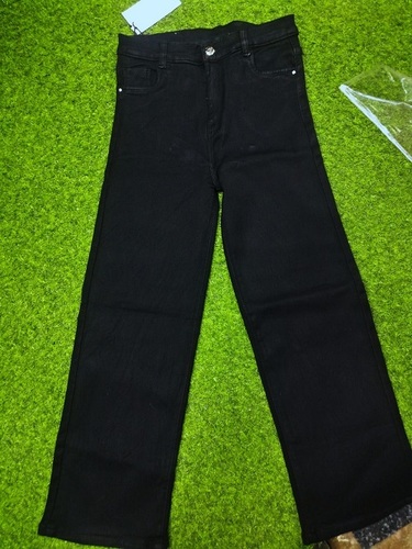 महिलाओं के लिए ब्लैक वॉशेबल स्टाइलिश और आरामदायक स्ट्रेट डेनिम जींस फ़ैब्रिक वज़न: 250 ग्राम (G)