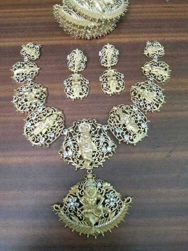 Ladies Elegant Appearance Beautifully Designed Artificial Pendant Set