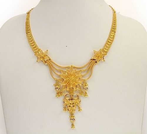 Attractive Designer Stylish Skin Friendly Elegant Look Golden Necklace 