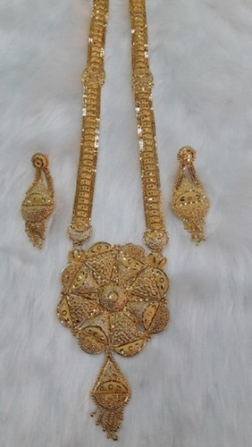 कैज़ुअल पार्टी वियर के लिए इयररिंग सेट के साथ त्वचा के अनुकूल सुंदर और डिज़ाइनर गोल्ड नेकलेस