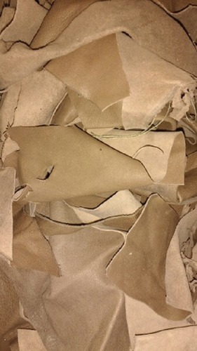 चमड़े का सामान बनाने के लिए असली और कच्चा बफ़ेलो क्रीम रंग का पुराना लेदर स्क्रैप