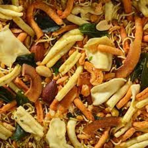 अतिरिक्त मसालों के साथ स्वादिष्ट स्वादिष्ट क्रिस्पी और मसालेदार टीटाइम स्नैक्स मिक्स नमकीन