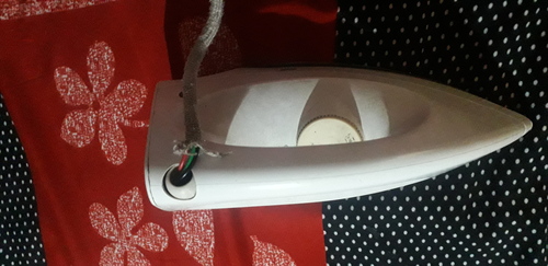 सफेद रंग में स्टेनलेस स्टील घरेलू स्टीम आयरन प्रेस, 230 वोल्टेज और 80-250 डब्ल्यू पावर