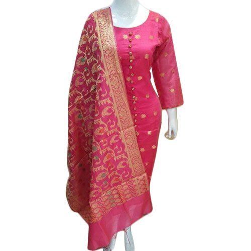 Good Look Skin Friendly Breathable Free Attractive Look Round Neck Printed Party Wear 3/4th Sleeve Ladies Pink Designer Kurti With Banarasi Dupatta