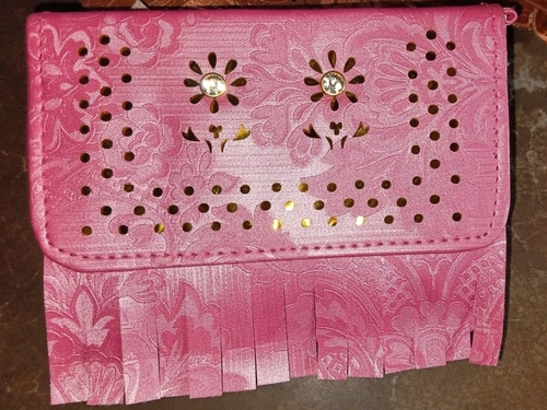 10 इंच लंबाई और 7.5 इंच चौड़ाई वाला लेडीज़ पिंक डिज़ाइनर फोम पर्स लिंग: महिला