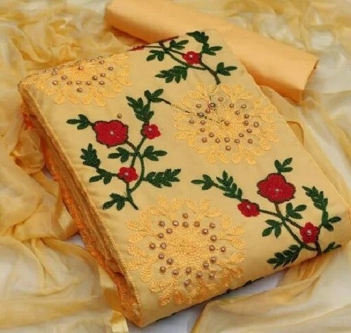 क्रीम ग्रीन और रेड कैज़ुअल वियर एम्ब्रॉयडरी डिज़ाइन अनस्टिच्ड लेडीज़ कॉटन सूट