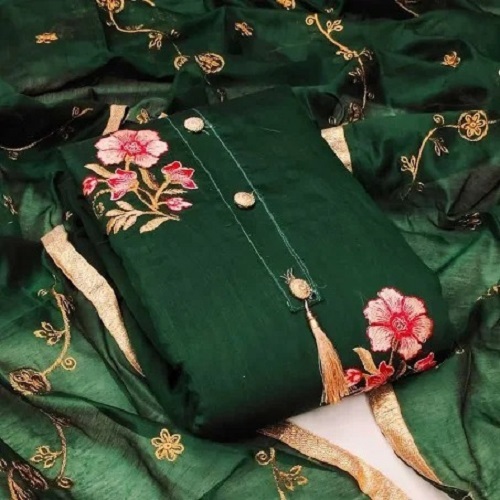 हरे और सुनहरे रंग की कढ़ाई वाला पैटर्न कैज़ुअल वियर अनस्टिच्ड लेडीज़ कॉटन सूट सजावट का मटीरियल: पेंट