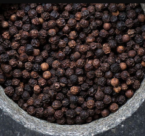 Natural Fresh Dried Whole Round Shape 1 Year Shelf Life Spicy Taste Black Pepper Grade: Food Grade