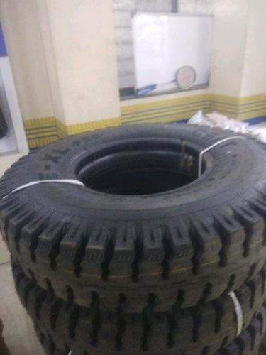 रेडियल टायर्स हाई परफॉर्मेंस और हैवी ड्यूटी स्ट्रांग ग्रिप सॉलिड रबर ब्लैक ट्रक टायर्स