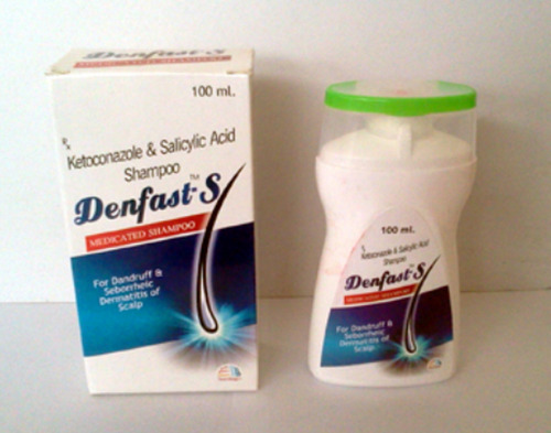 डैंड्रफ और सेबोरहाइक डर्मेटाइटिस के लिए केटोकोनाजोल और सैलिसिलिक एसिड शैम्पू
