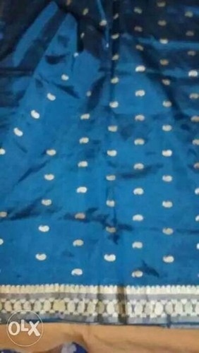 महिलाओं के लिए नीली और सोने की स्टाइलिश सांस लेने योग्य डिज़ाइनर वियर मॉडर्न और ट्रेंडी सिल्क साड़ी