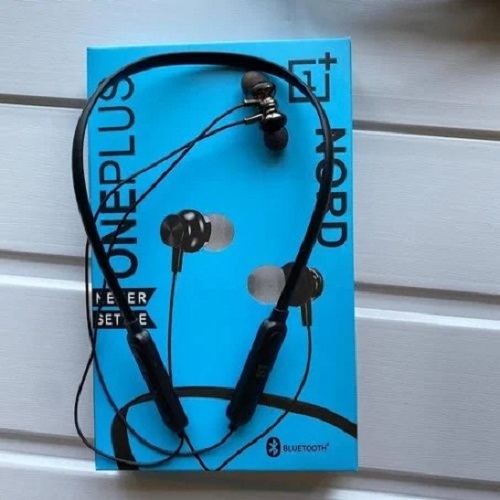 मानक वायरलेस ब्लूटूथ काले रंग का नेकबैंड ईयरफ़ोन मोबाइल बैटरी बैकअप के लिए उपयोग: 8 घंटे