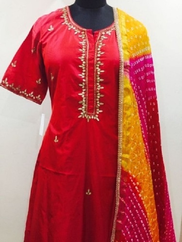 आरामदायक और सांस लेने योग्य लाल कैज़ुअल वियर महिलाओं के लिए रेडीमेड सूट