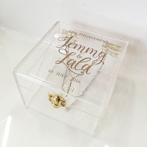 पर्यावरण के अनुकूल मोटा और मजबूत स्क्वायर वेडिंग रिंग ऐक्रेलिक गिफ्ट बॉक्स