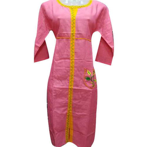 सांस लेने योग्य पिंक (गुलाबी) गोल गला, 3-4 स्लीव, सिंपल एलिगेंट और स्टाइलिश लुक वाली कॉटन कुर्ती