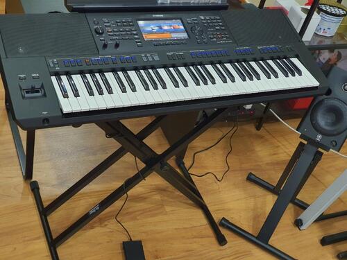 New Yamaha Psr-sx700 Digital Workstation With 61 Keys