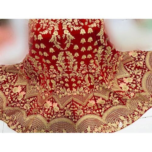 सुंदर स्टाइलिश सांस लेने योग्य डिज़ाइनर आधुनिक और ट्रेंडी कढ़ाई वाले लाल लहंगा चोली ब्राइडल फ़ैब्रिक पहनते हैं