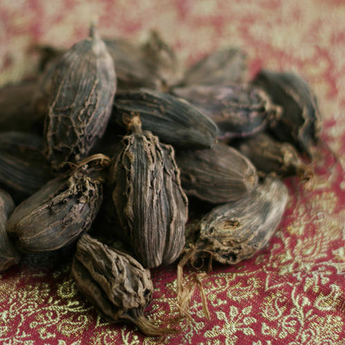Black Cardamom - A Grade Raw Spice, Black Color, 12-Month Shelf Life, Anti-Inflammatory & Cognitive Benefits