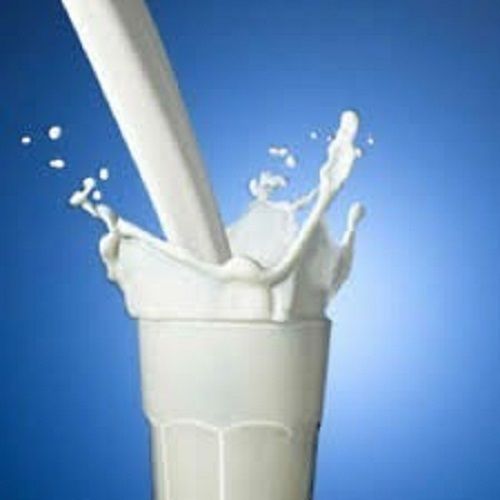  1 लीटर स्वस्थ और स्वादिष्ट सफेद ताजा कच्चा दूध का पैक 