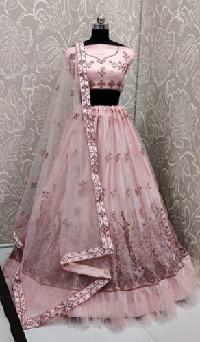 काली आरामदायक त्वचा के अनुकूल और सुंदर एम्ब्रॉयडरी डिज़ाइन नेट लहंगा चोली