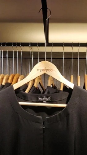 विभिन्न रंग उपलब्ध हैं बुटीक वुडन हैंगर लोगो के साथ नक्काशीदार और लटकने वाले कपड़ों के लिए मेटल हुक