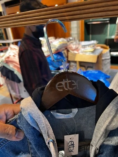 विभिन्न रंग उपलब्ध हैं डिज़ाइनर बुटीक वुडन हैंगर लोगो के साथ नक्काशीदार और लटकने वाले कपड़ों के लिए मेटल हुक