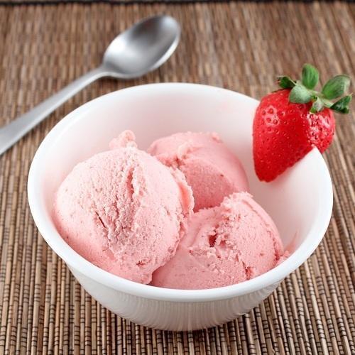 पिंक (गुलाबी) हाइजीनिक रूप से पैक की गई स्ट्राबेरी आइसक्रीम