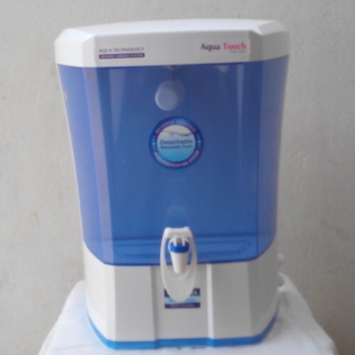 White 7 Liter Storage Capacity Plastic Wall Mounted 220 Voltage Aqua Nova Water Purifier